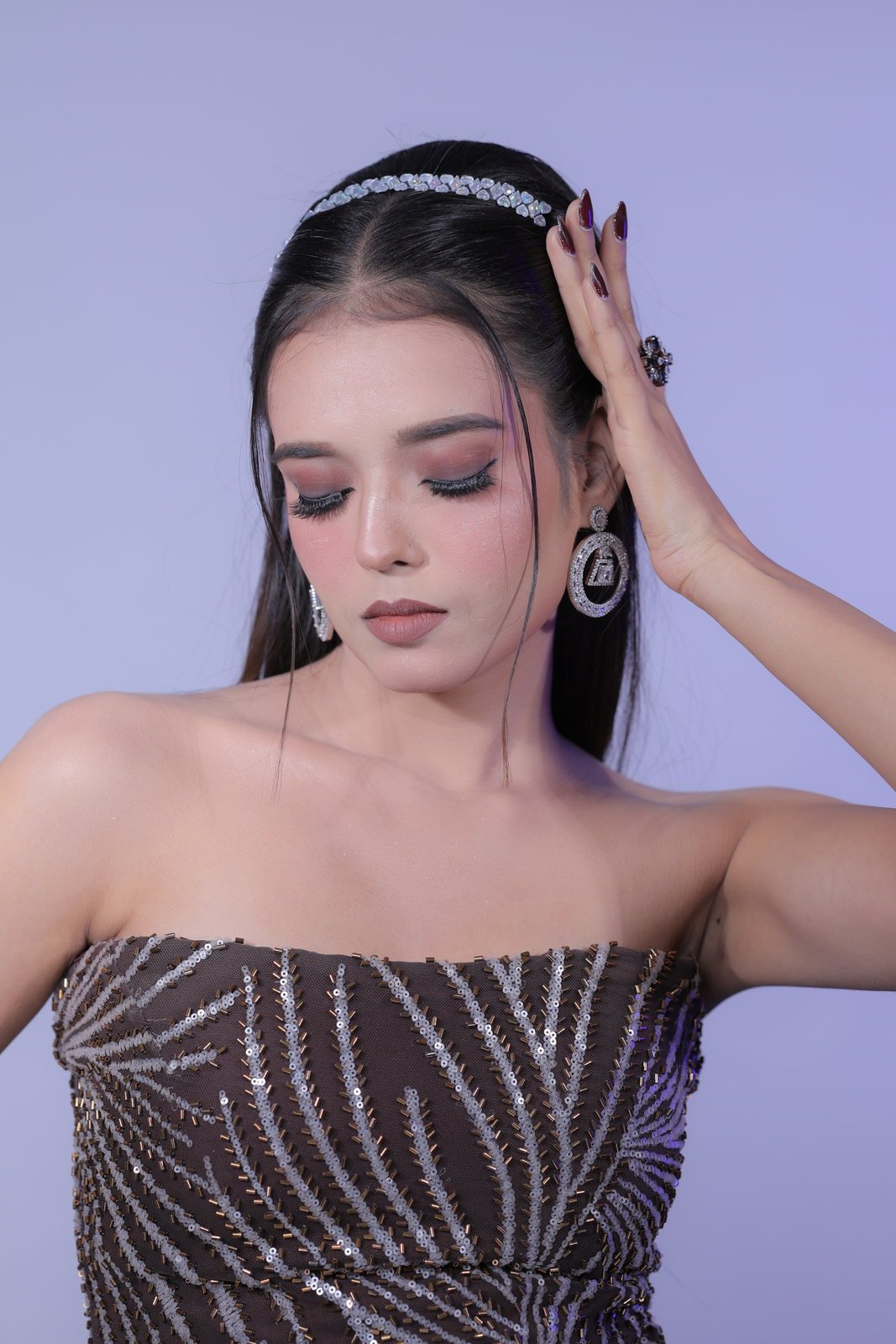 Party makeup look with smoky eyes, soft contour and sleek hair